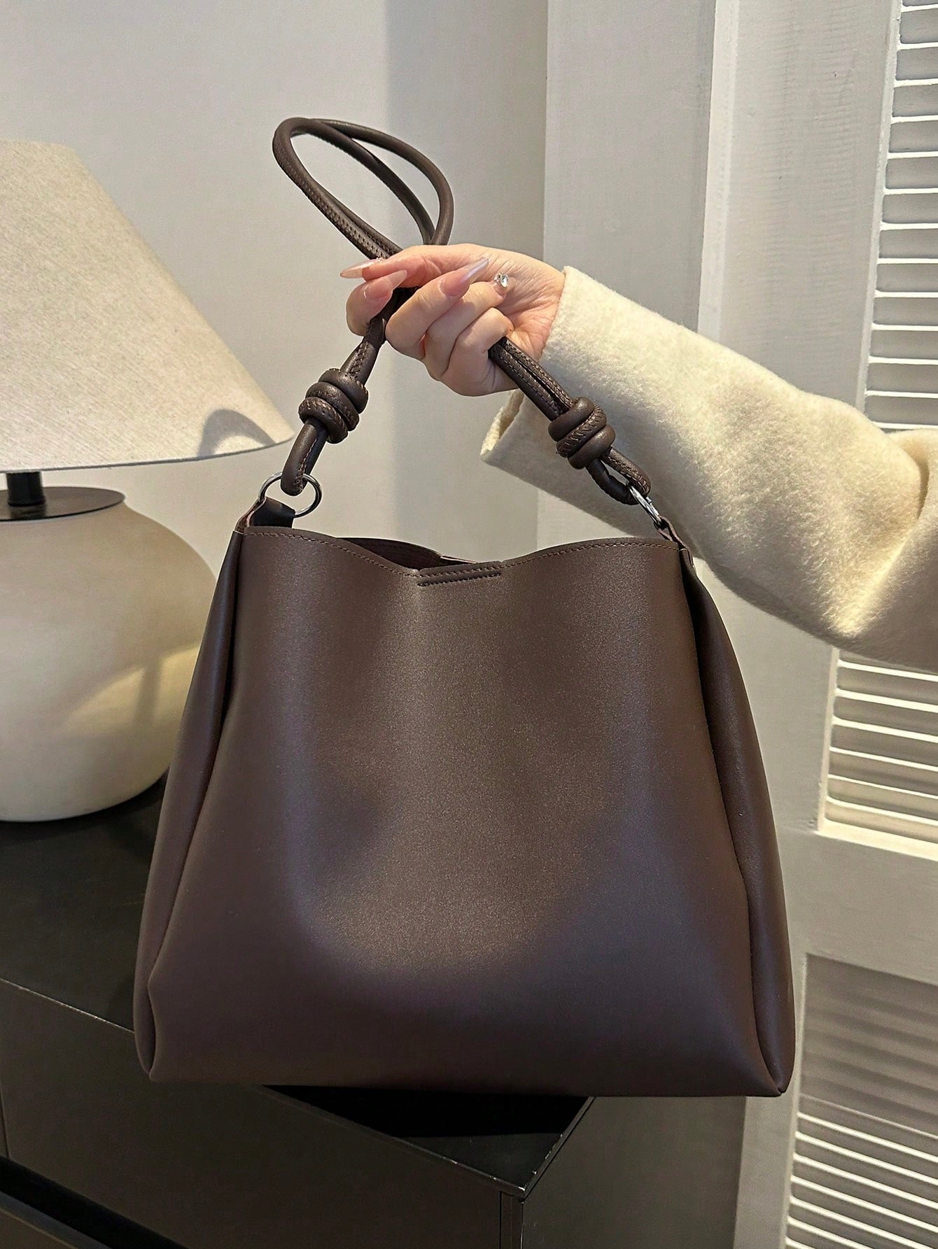 Τσάντα tote με πιέτες ως λεπτομέρεια