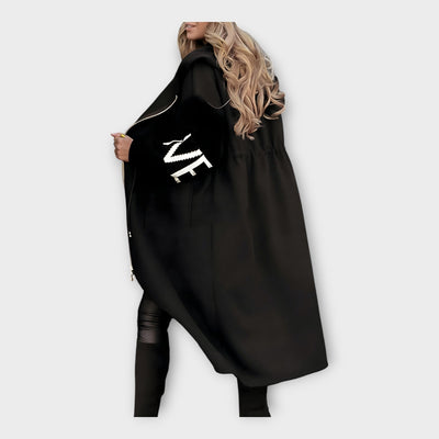 Κομψό Μακρύ Παλτό με Μοντέρνες Λεπτομέρειες